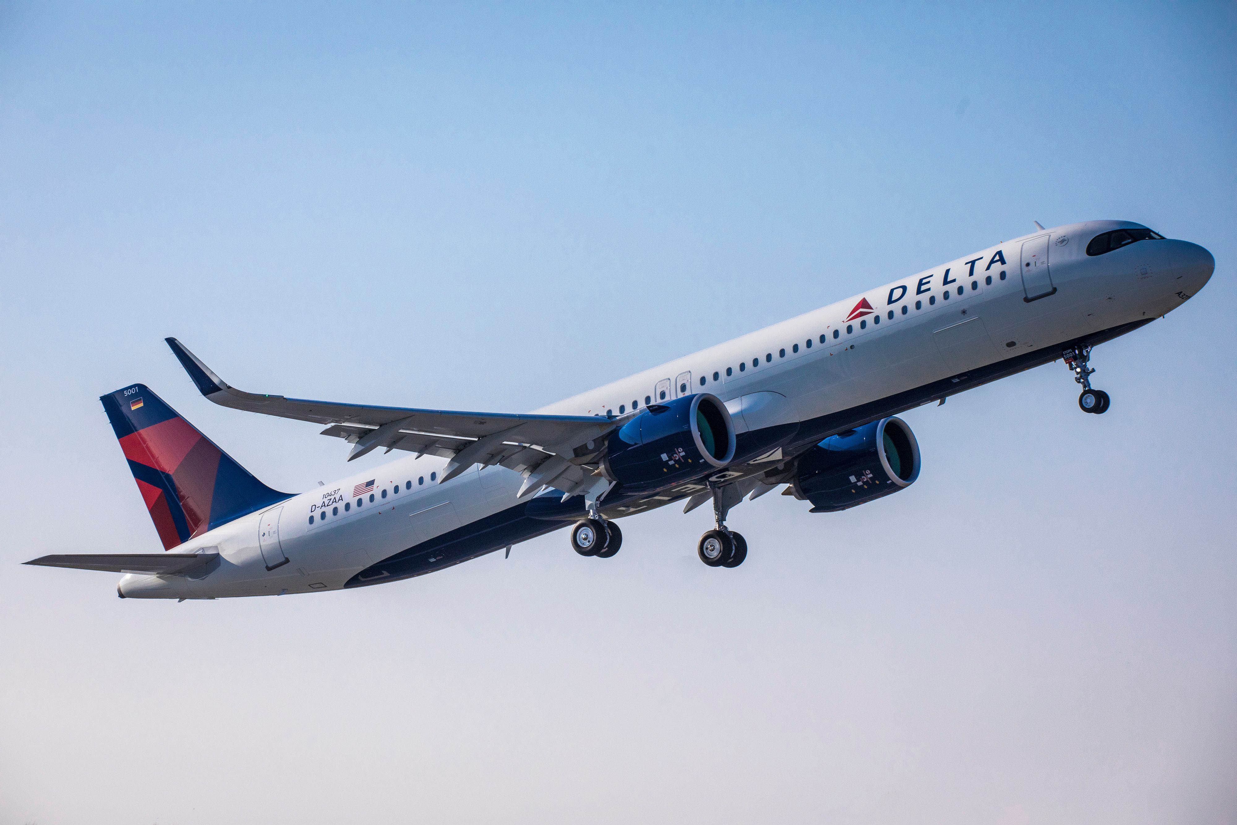Drunk Delta Air Lines Passenger Charged After Kissing Flight Attendant
