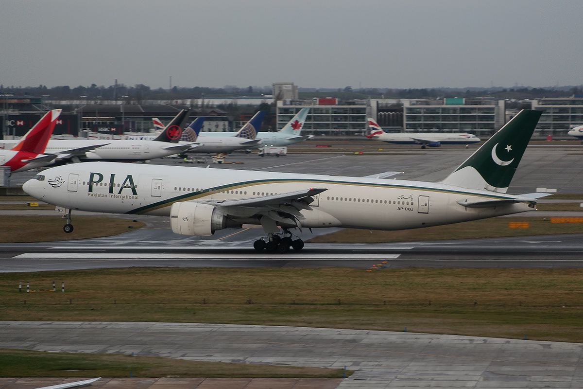 Birdstrike Causes Cracked Windshield For PIA Boeing 777