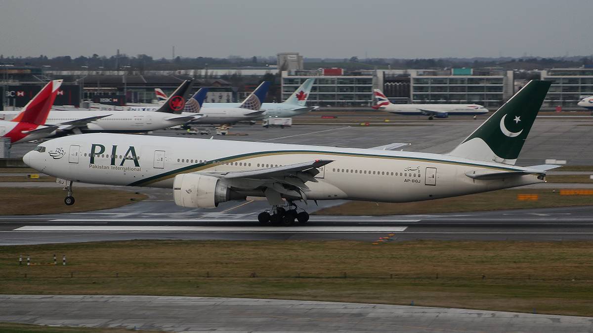 Birdstrike Causes Cracked Windshield For PIA Boeing 777