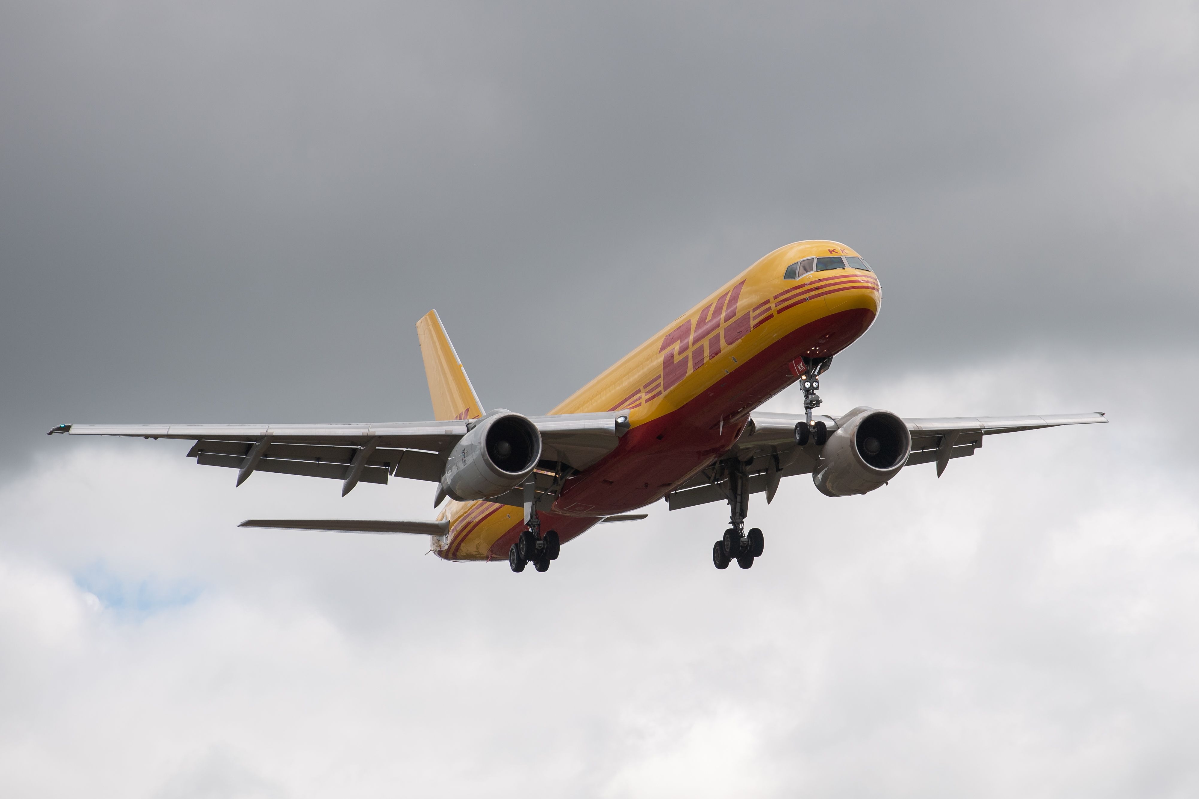 Breaking: DHL Boeing 757 Fuselage Breaks After Landing In San Jose With Hydraulic Issue