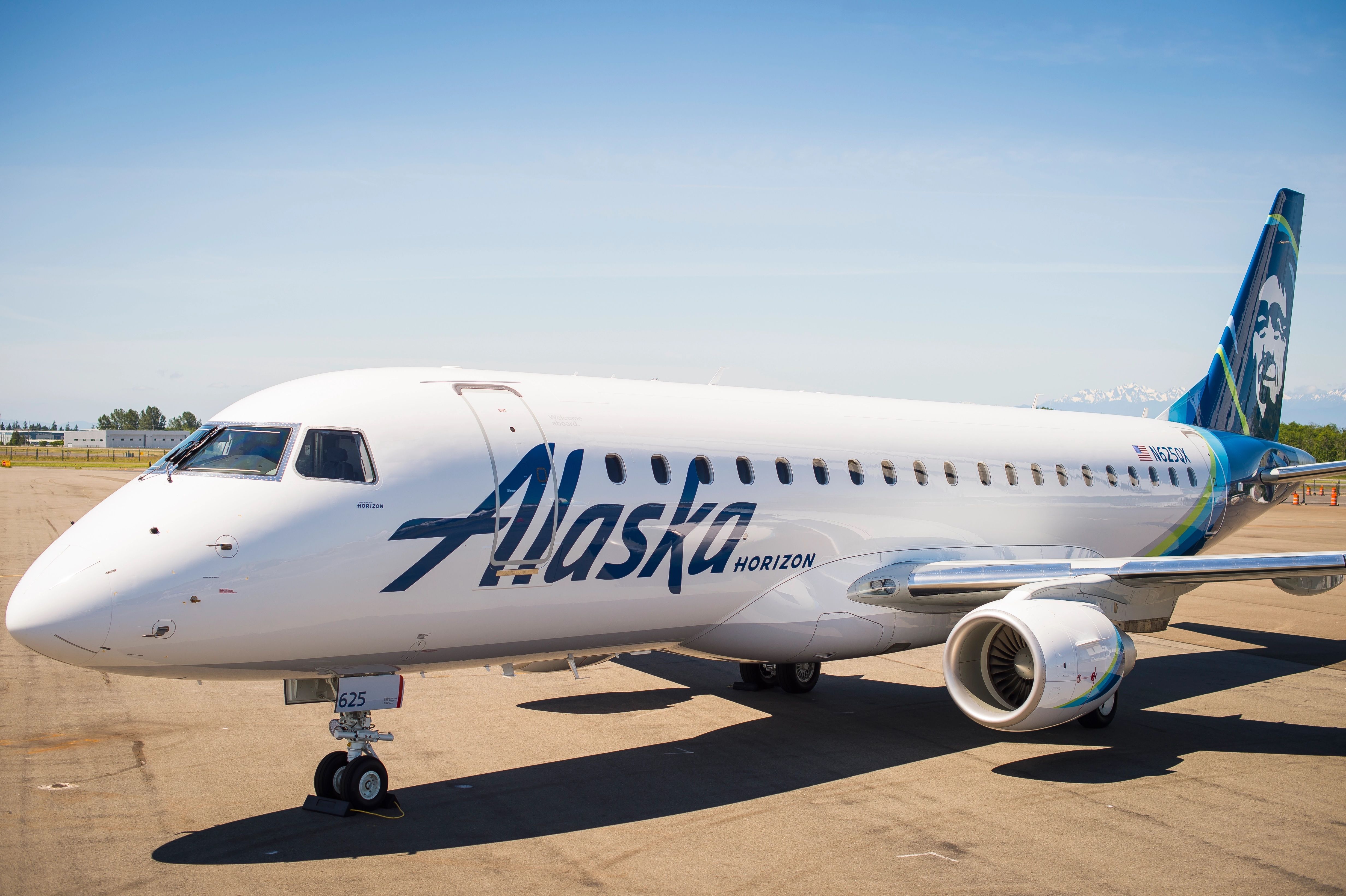 ◇アラスカ　クーガーズ　ハスキーズ　２機おまとめ　ERJ-175 Alaska Airlines Reveals 2 Special E175 Liveries Celebrating