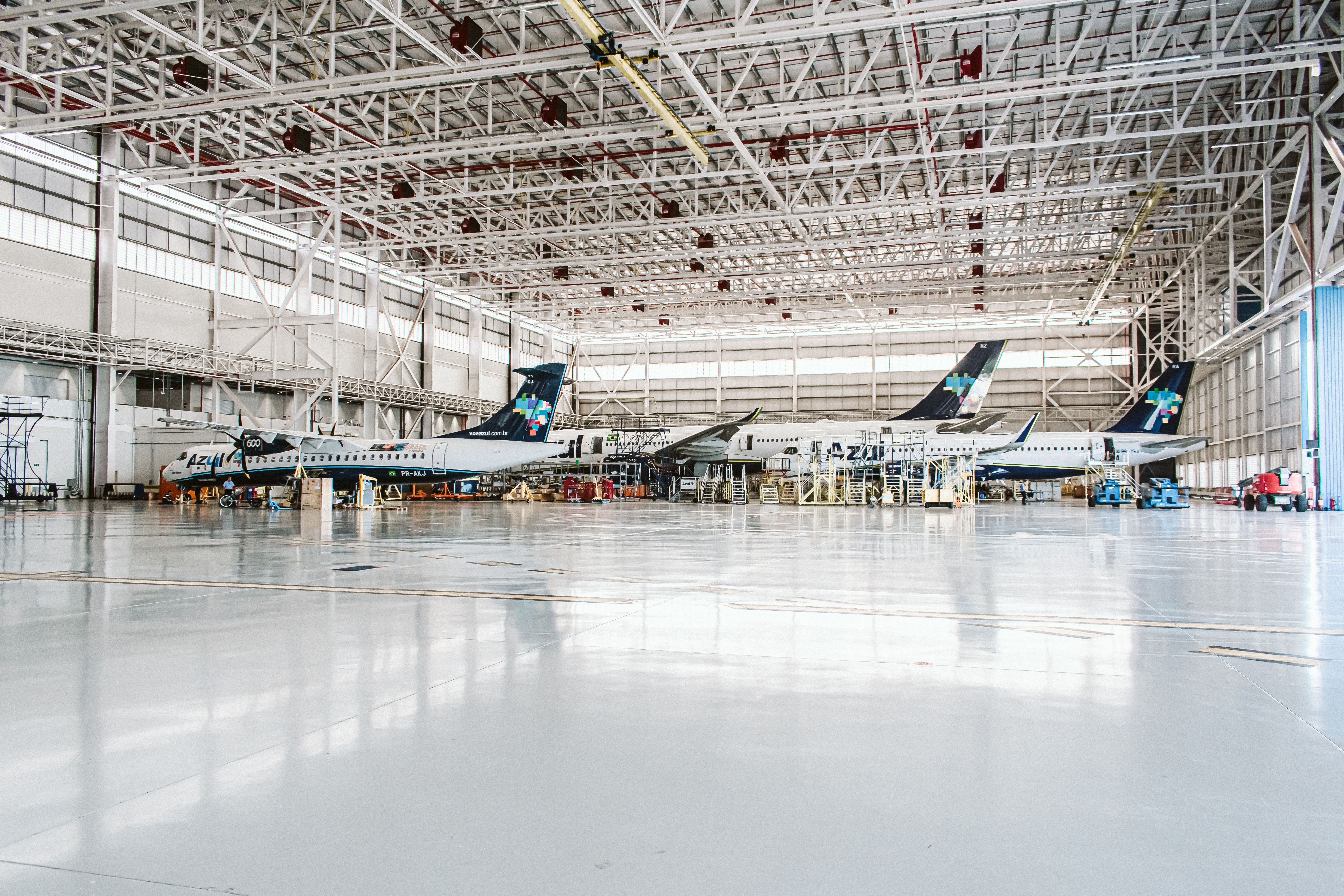 What Qualifications Do Aircraft Mechanics & Engineers Require?
