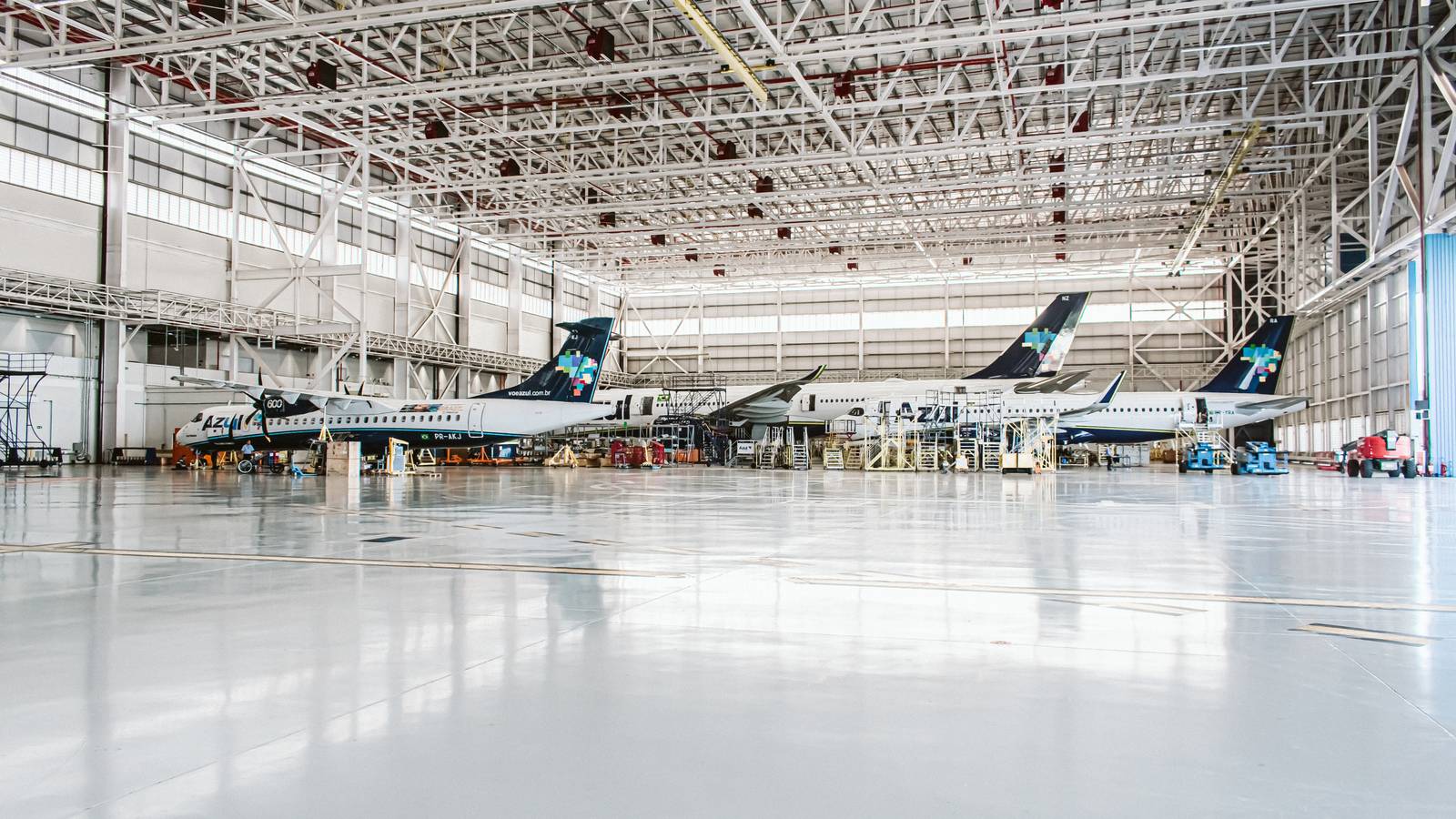 What Qualifications Do Aircraft Mechanics & Engineers Require?