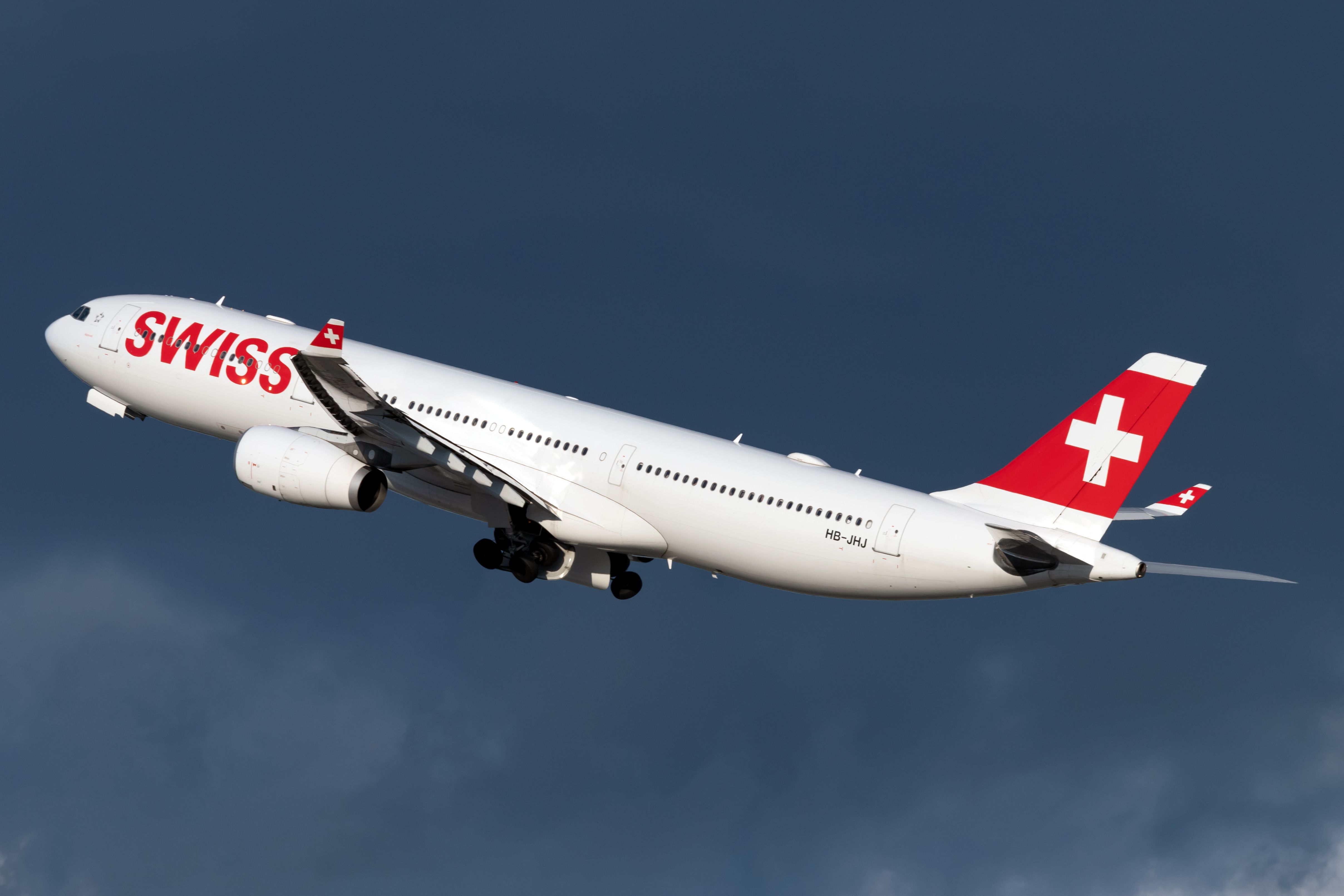 SWISS Airbus A330 Returns To Zurich After Engine Trouble Over The