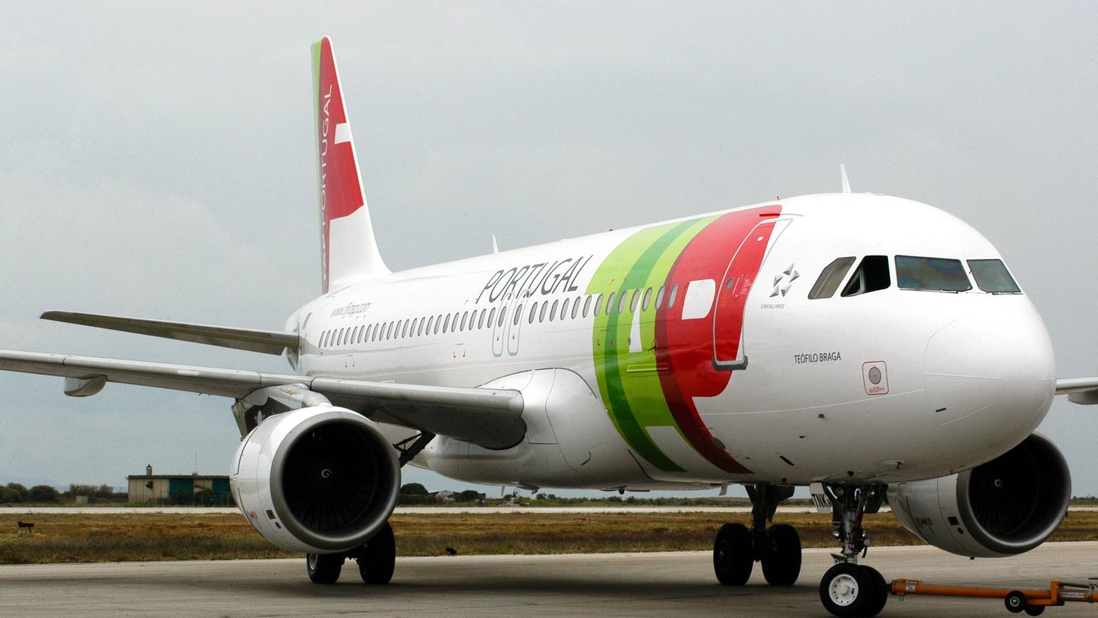 TAP Portugal Airbus A320 Strikes Wingtip, Makes Very Low Go Around
