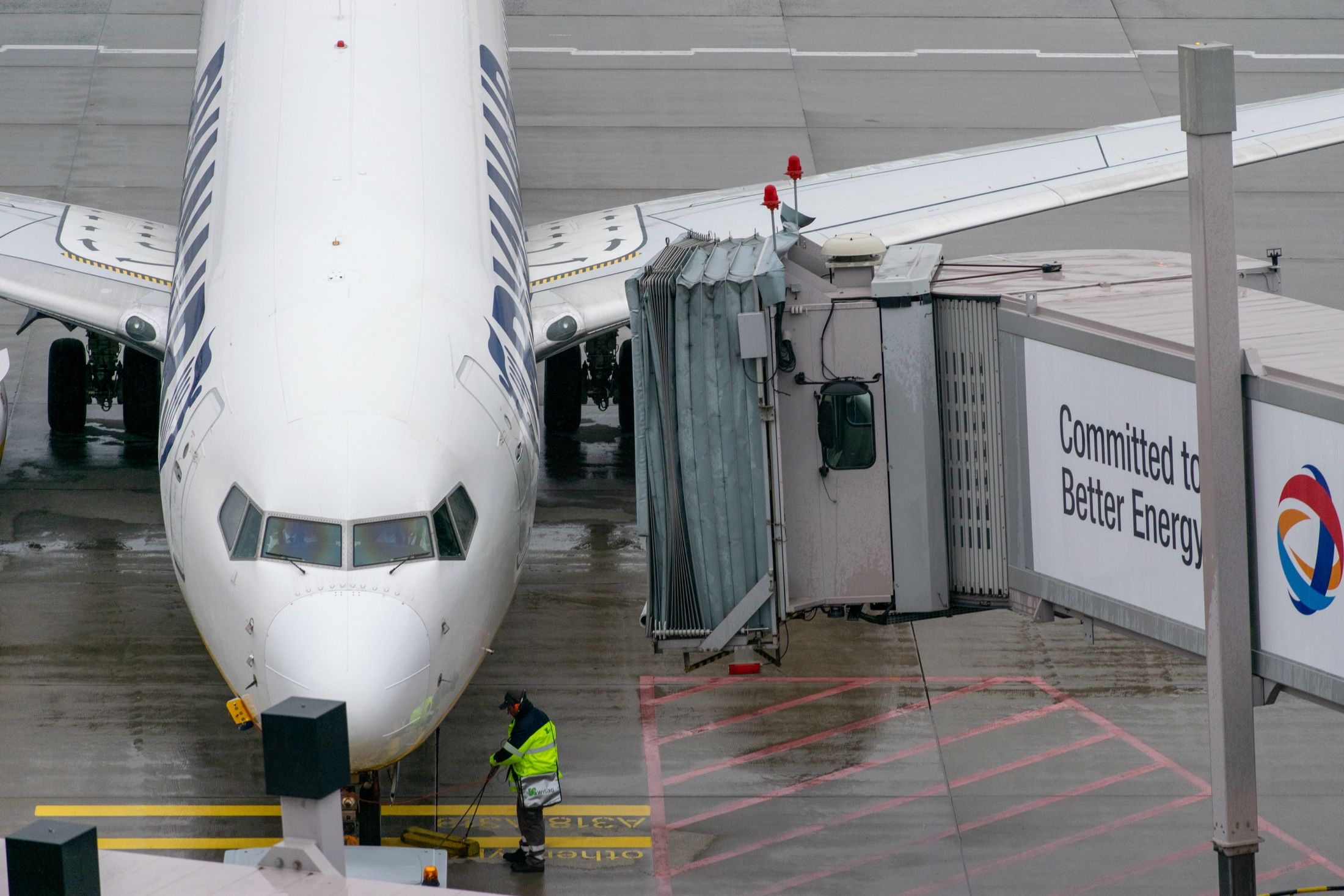 Late Ryanair Passenger Falls From Jet Bridge Trying To Make Flight