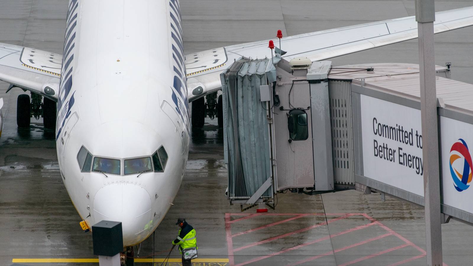 Late Ryanair Passenger Falls From Jet Bridge Trying To Make Flight