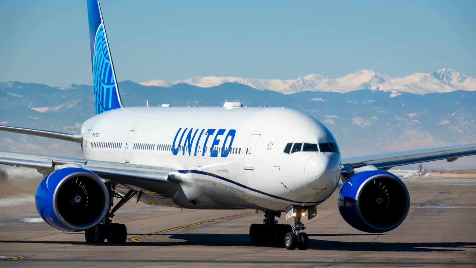 Fight Breaks Out Between Employee & Passenger At United Check-In Desk