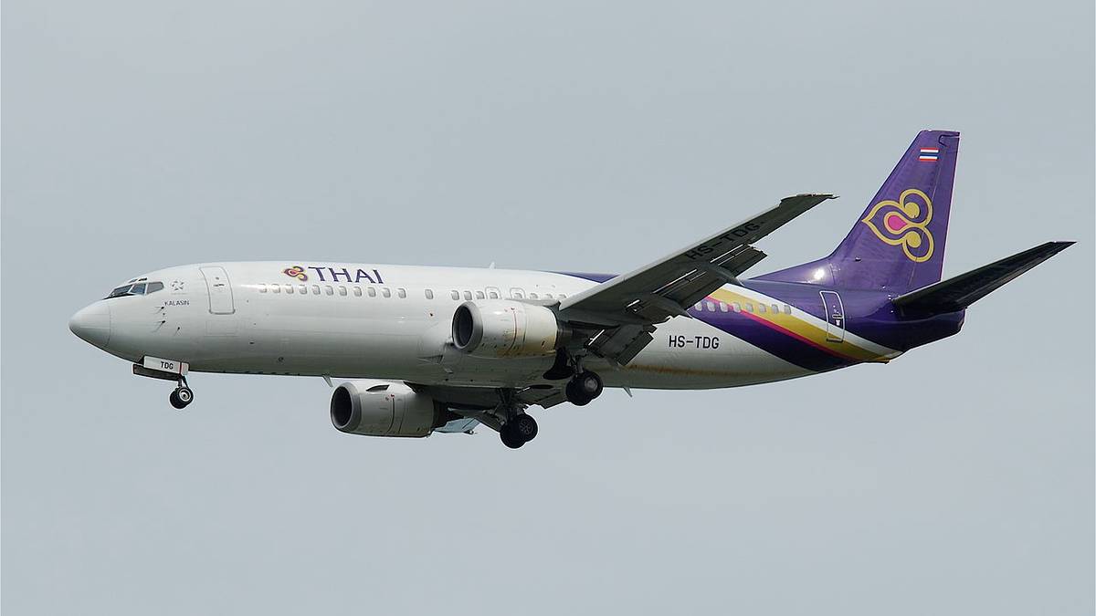 Thai Airways To Auction A Boeing 737-400 On Facebook Live