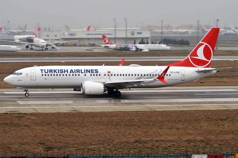 Turkish Airlines 737 MAX on runway 