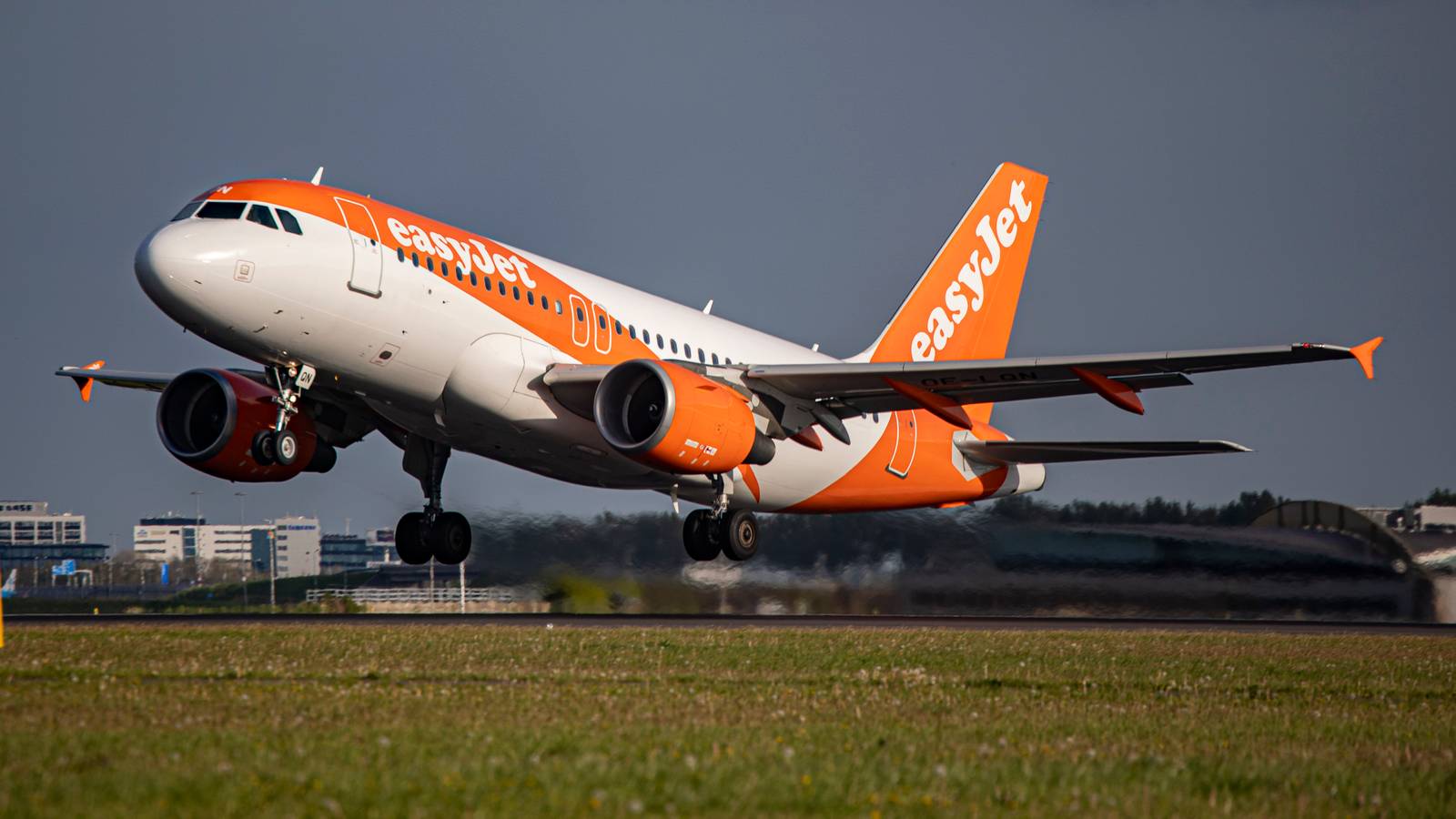 easyJet Reducing Aircraft Capacity To Meet Crew Shortages