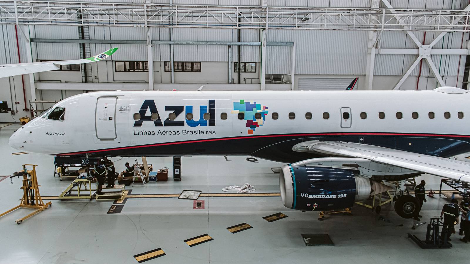A Landing Gear Problem Forces An Azul Embraer E195 Back To Recife