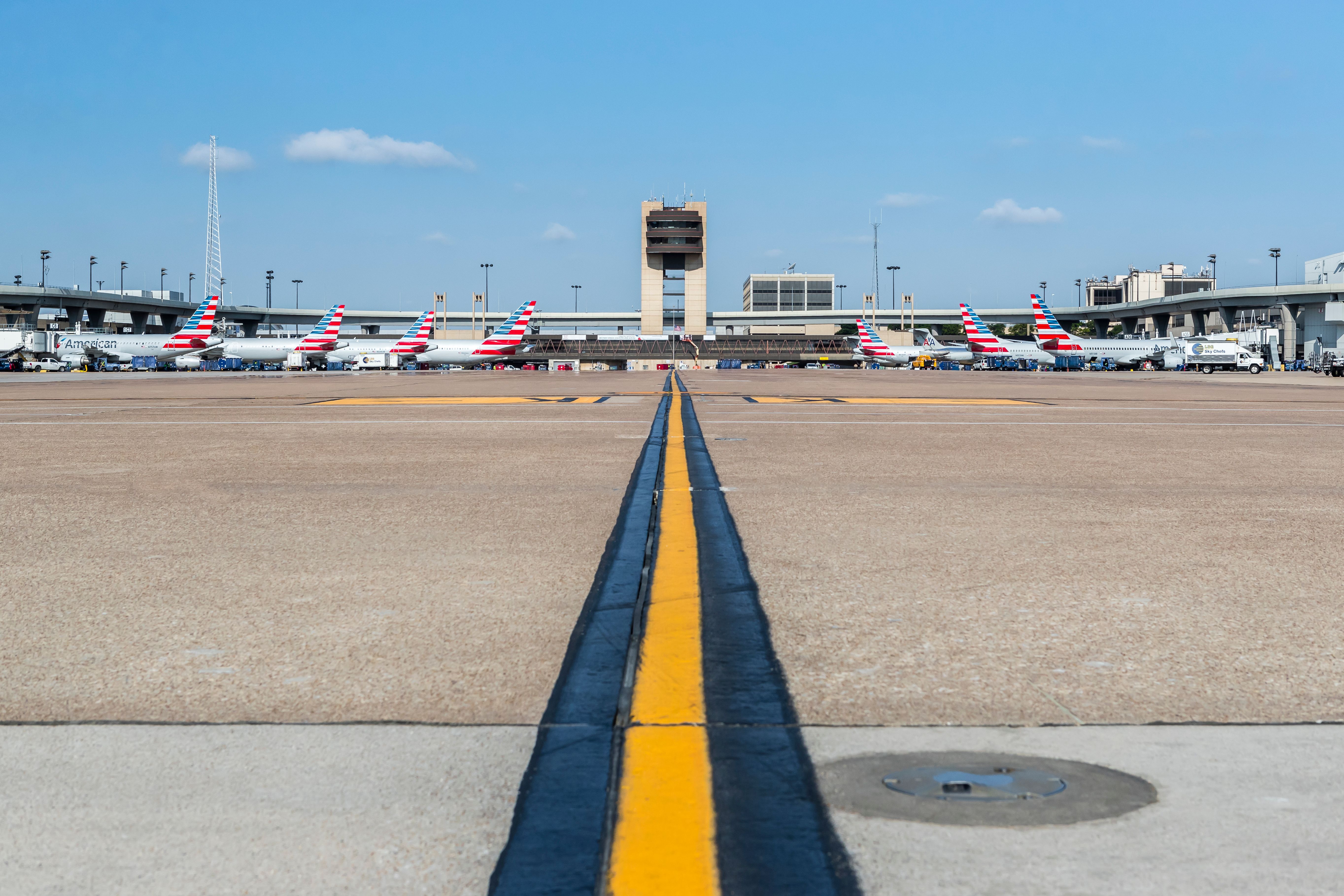 What Are Dallas Fort Worth’s End-Around Taxiways?