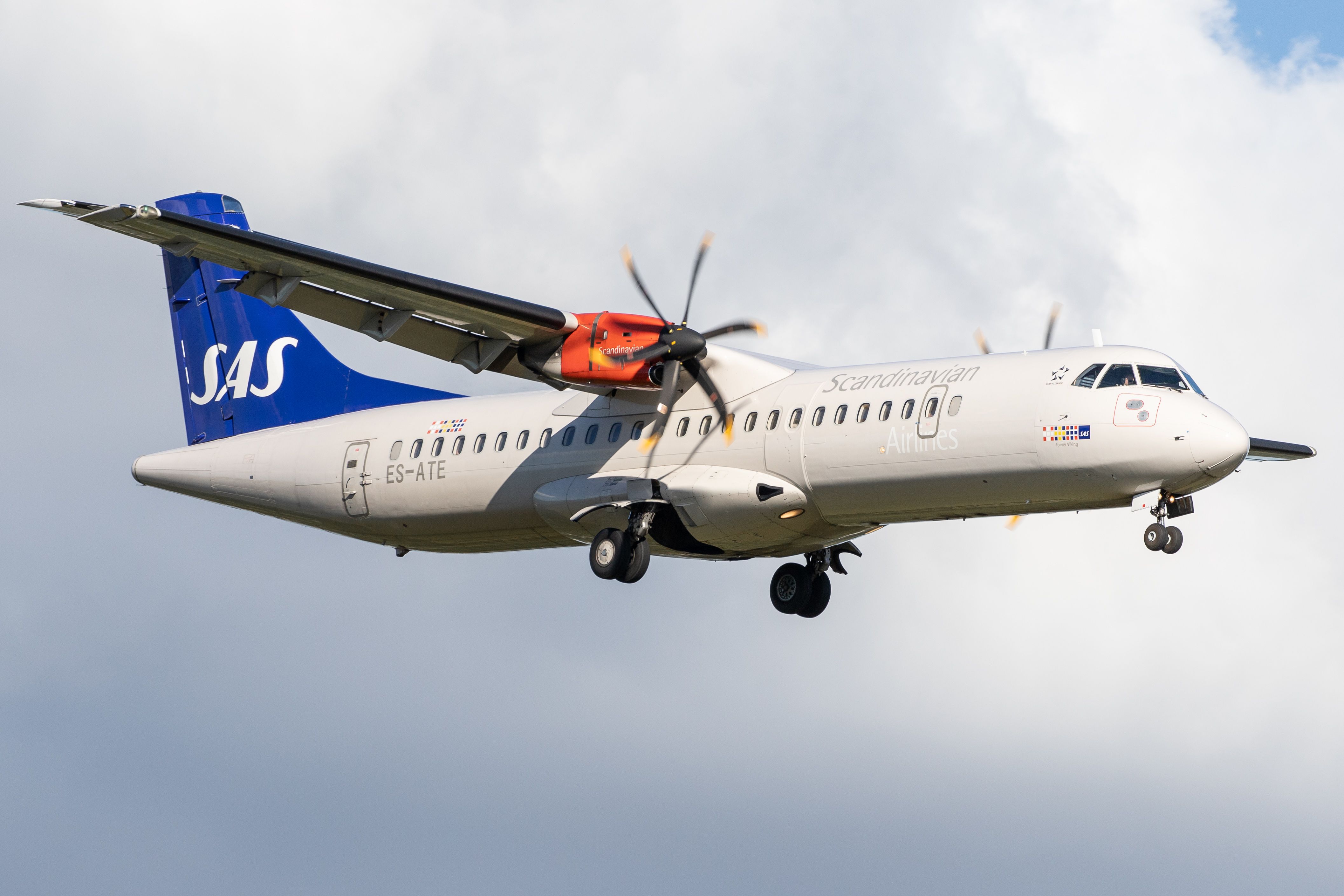 SAS ATR-72 Has Nose Gear Trouble Landing In Hamburg