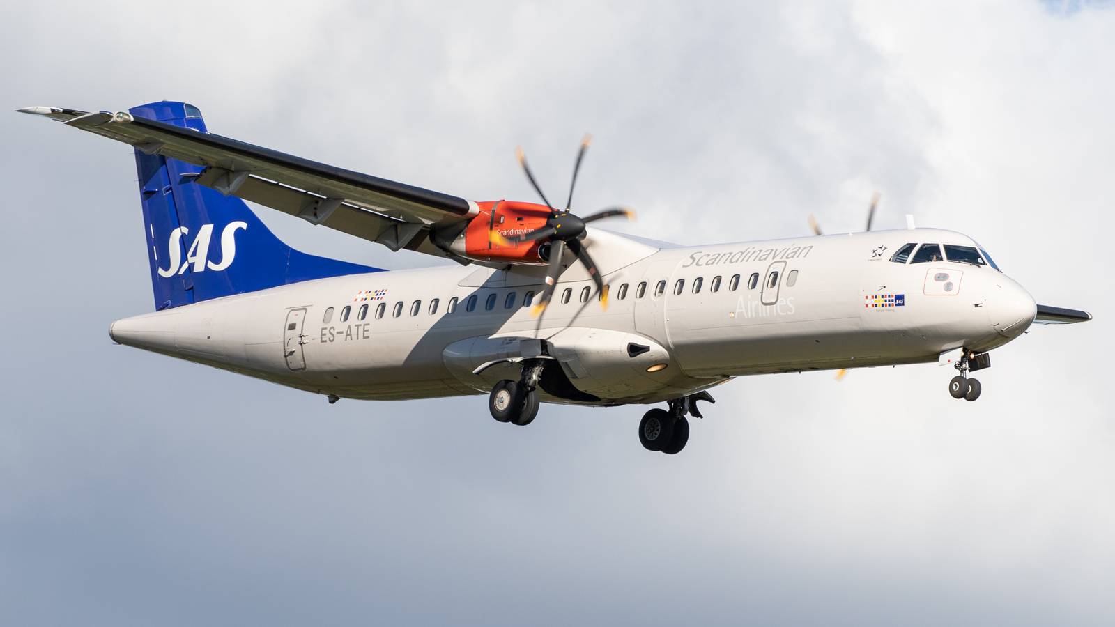 SAS ATR-72 Has Nose Gear Trouble Landing In Hamburg