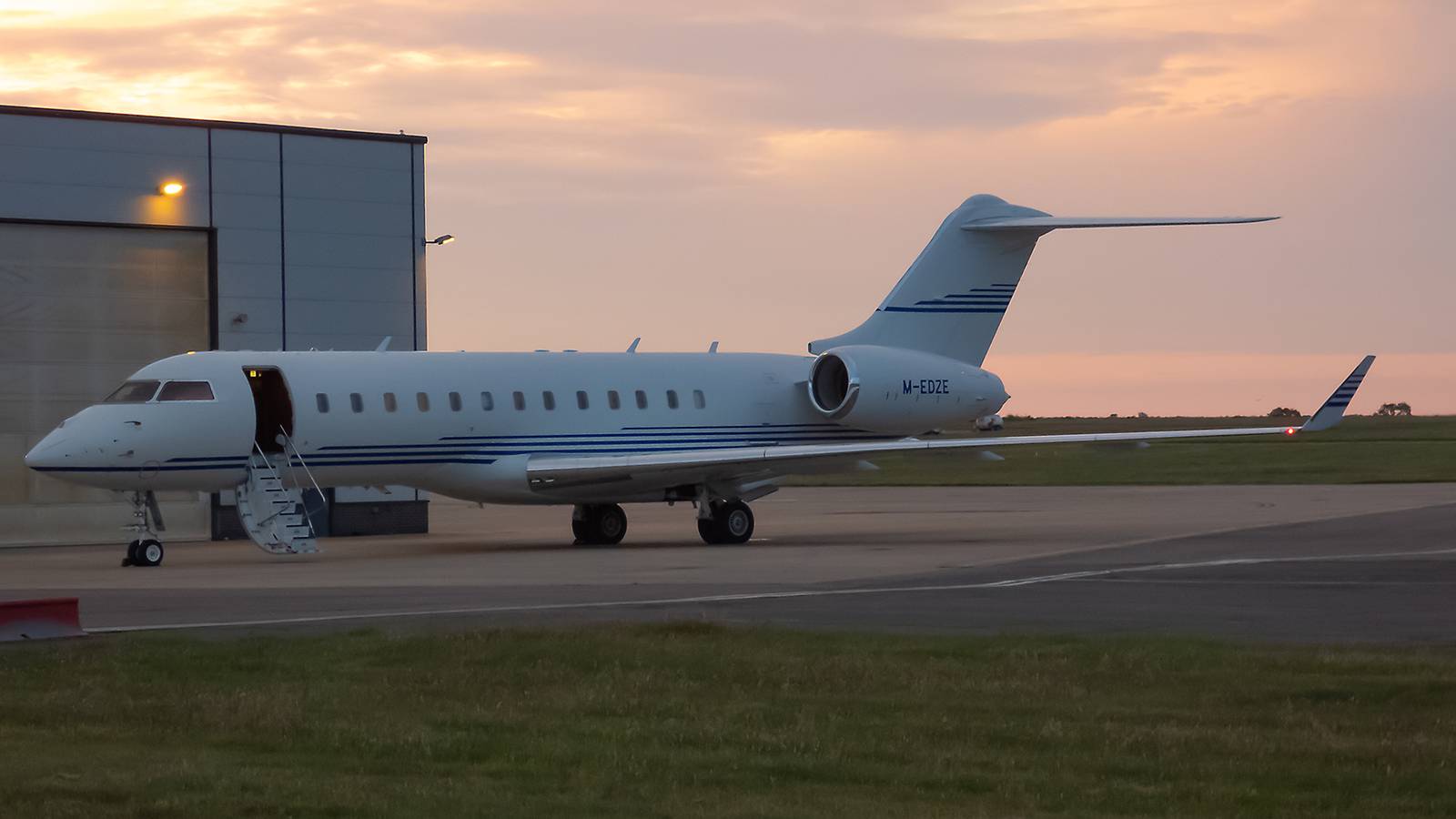 The Private Jet Flight Attendant Guide To Freelance Work