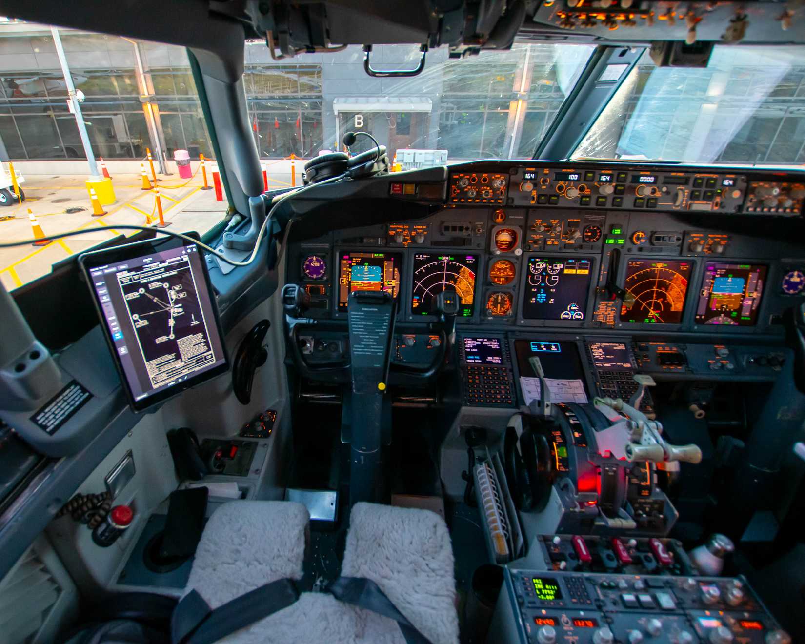 A 737-700 Front Office Ready to Fly