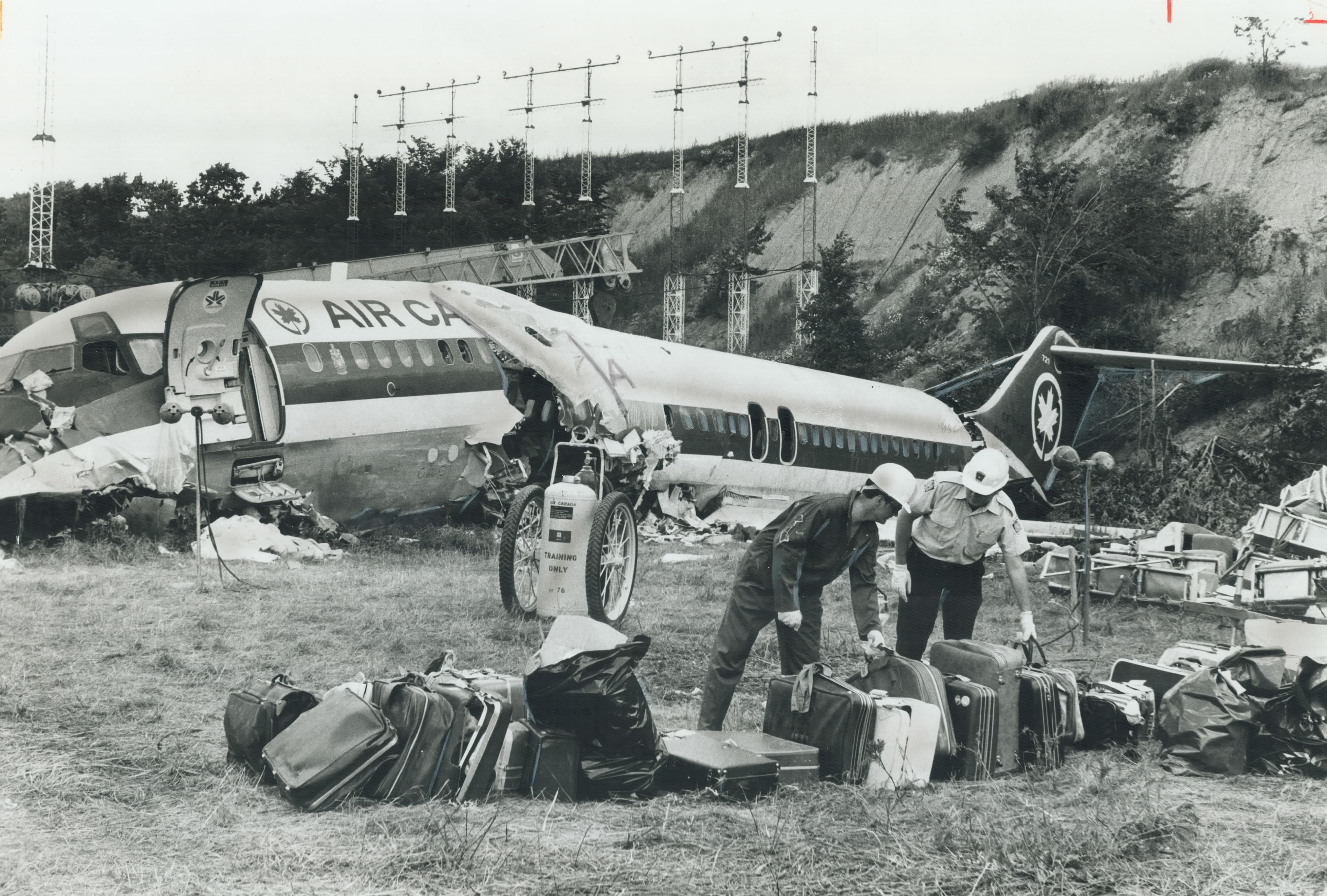 83 Dc8 Crash Photos & High Res Pictures - Getty Images