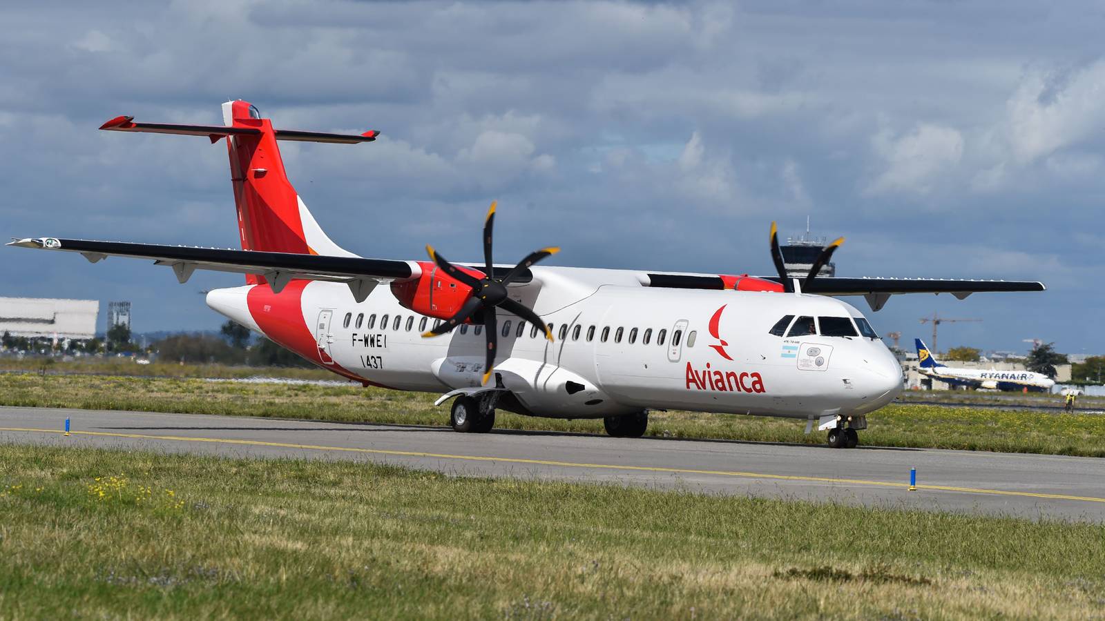 ATR 72 Vs Dash 8 - Which Turboprop Aircraft Is Better?