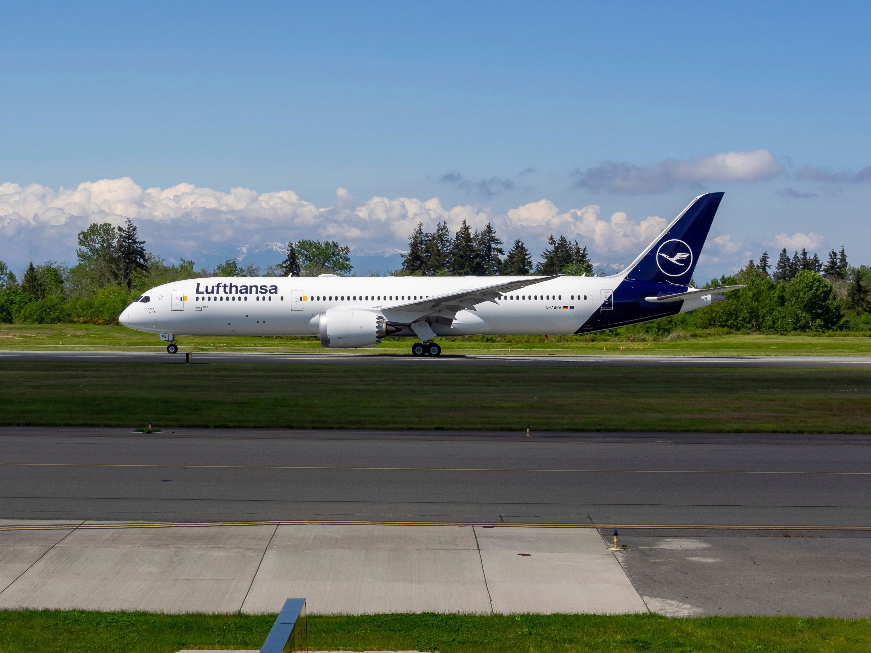 Big Day Out: Lufthansa’s 1st Boeing 787 Visits San Francisco