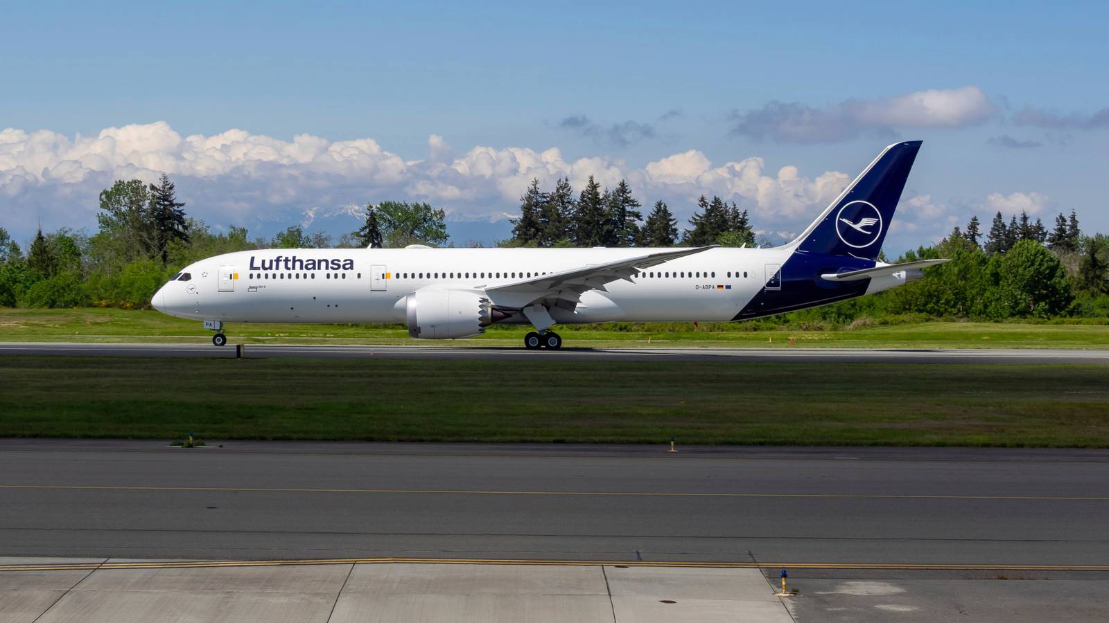 Big Day Out: Lufthansa’s 1st Boeing 787 Visits San Francisco