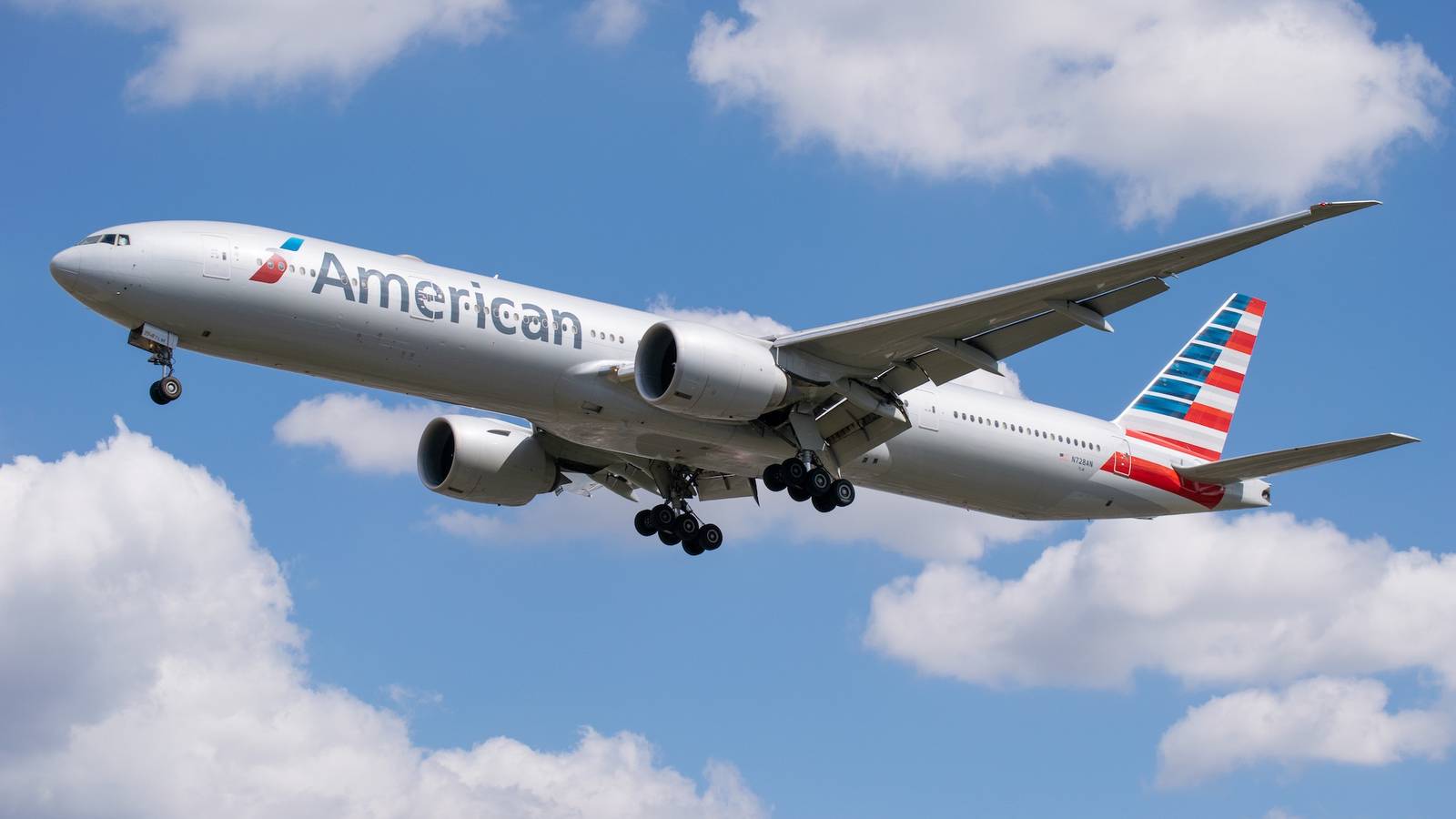 American Airlines Business Class Passenger Finds Bugs In Food