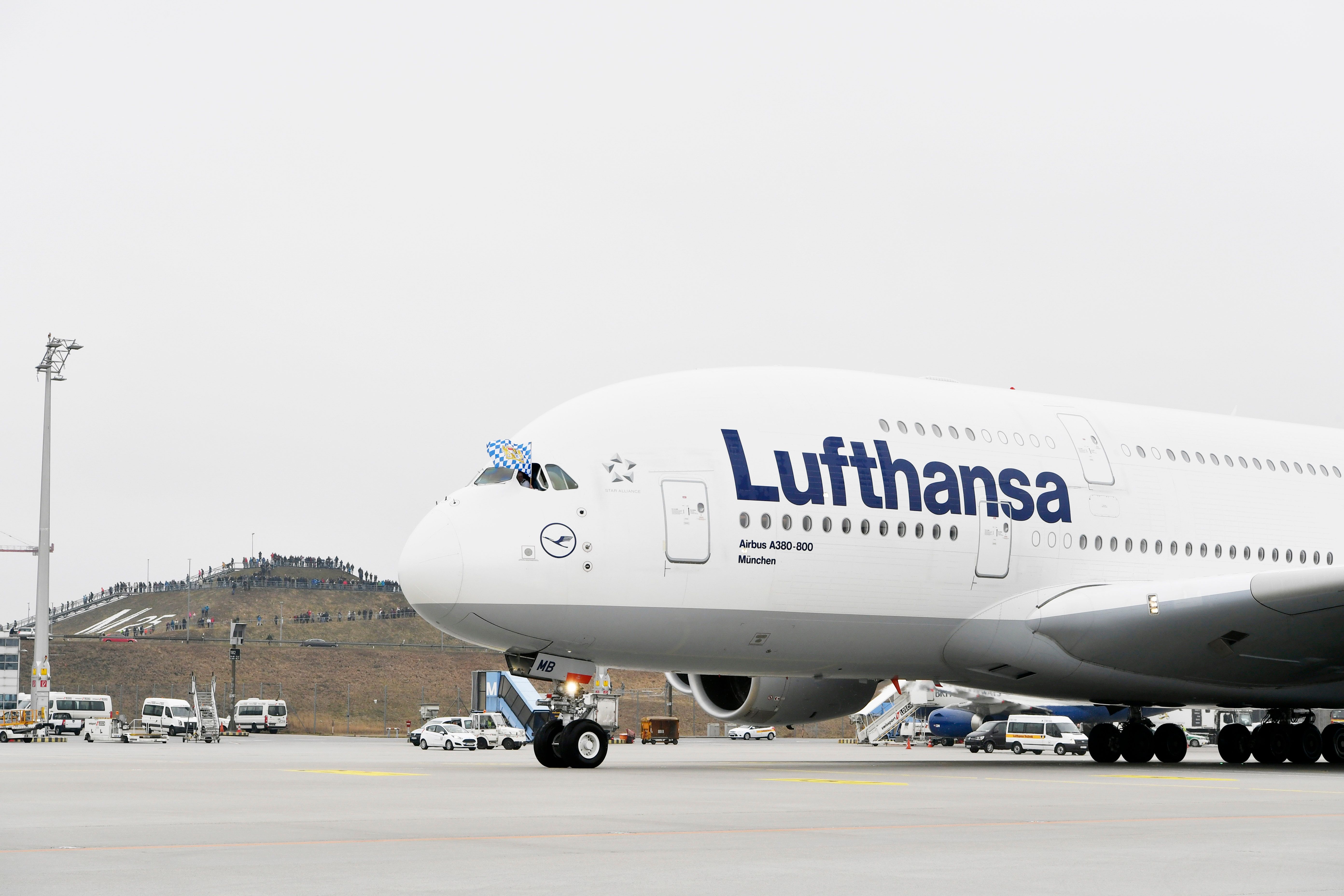航空機・ヘリコプター Lufthansa Airbus A380 \"FC Bayern\" Lufthansa A380 in Munich: Take-off from 25 March 2018