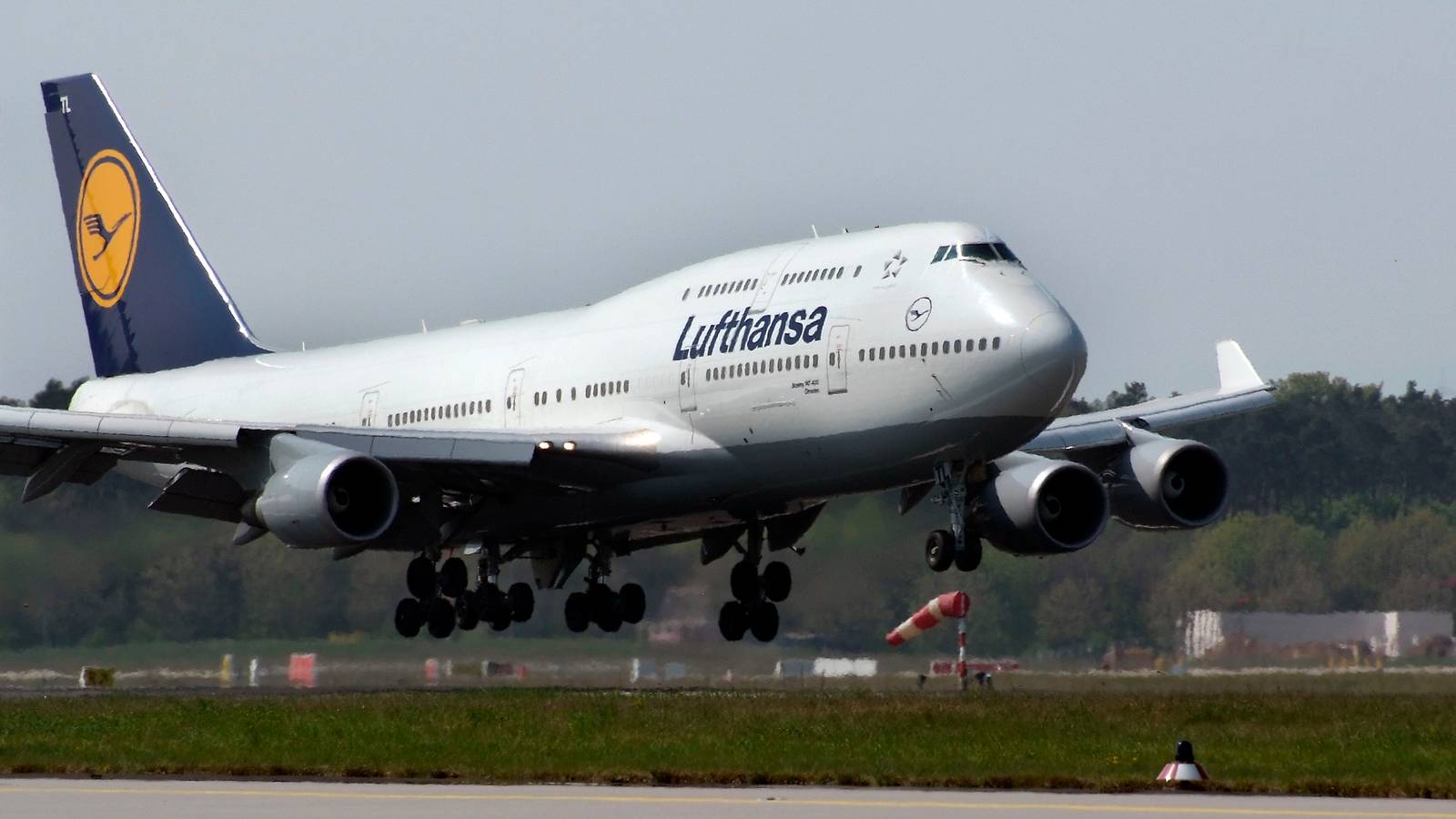 Lufthansa 747 Makes Cameo Appearance In Barcelona