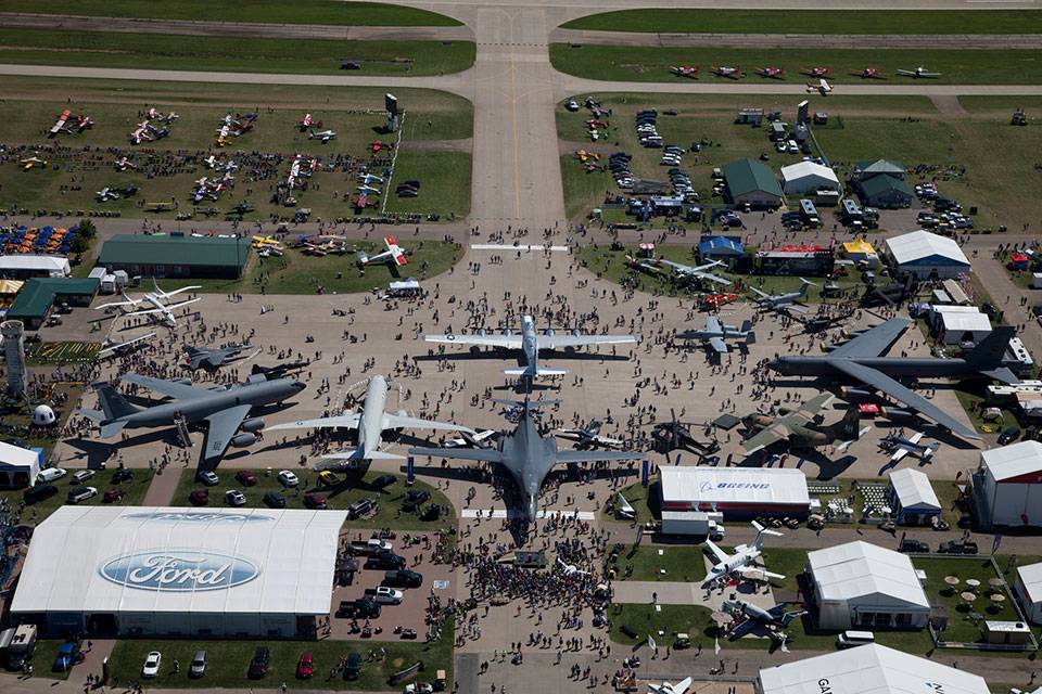 Which Airports Are Used To Host EAA AirVenture Oshkosh?
