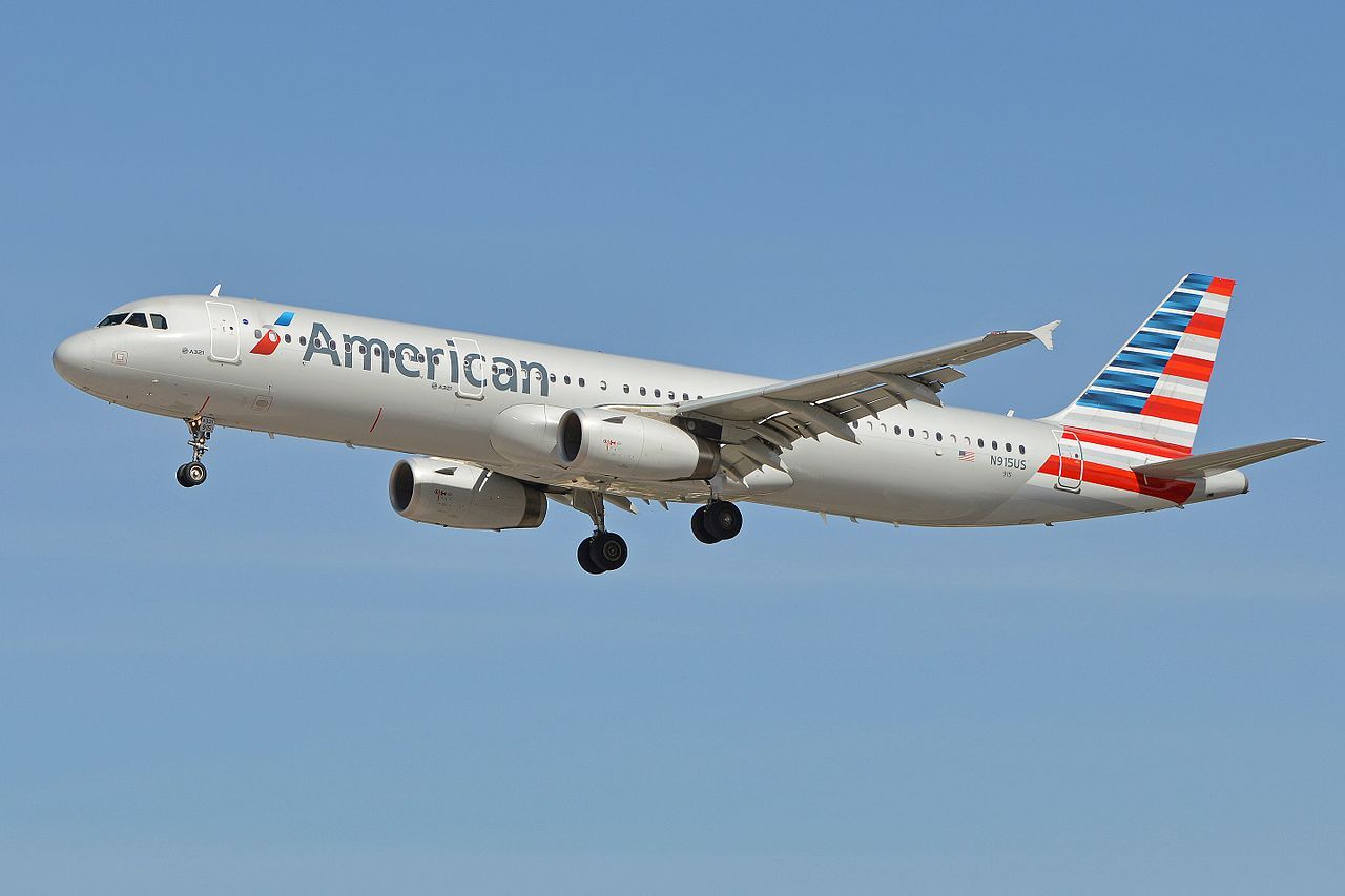 American Airlines Airbus A321 Diverts Due To Smoke And Fumes In Cabin
