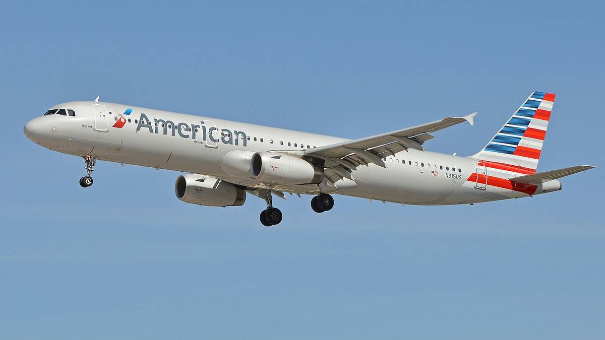 American Airlines Airbus A321 Diverts Due To Smoke And Fumes In Cabin