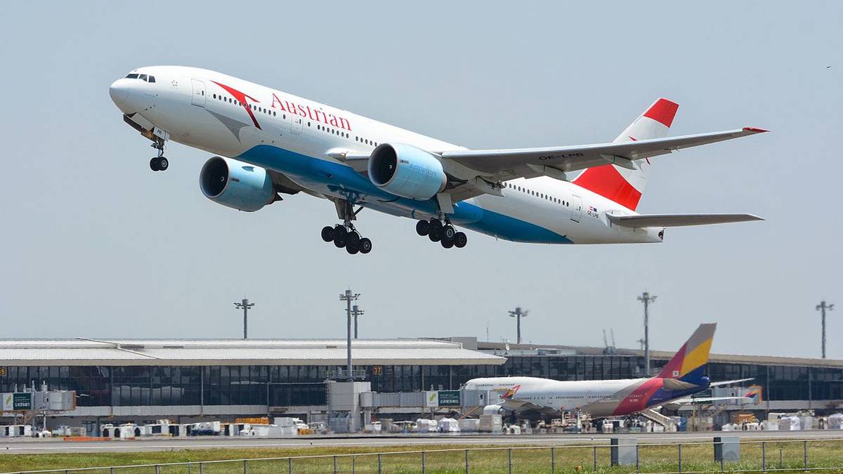 Malfunctioning Oven? Galley Issue Diverts Austrian Boeing 777-200