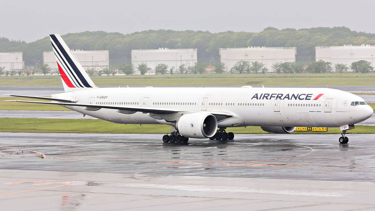 Air France Boeing 777-300 Diverts Back To Paris Due To Engine Issue