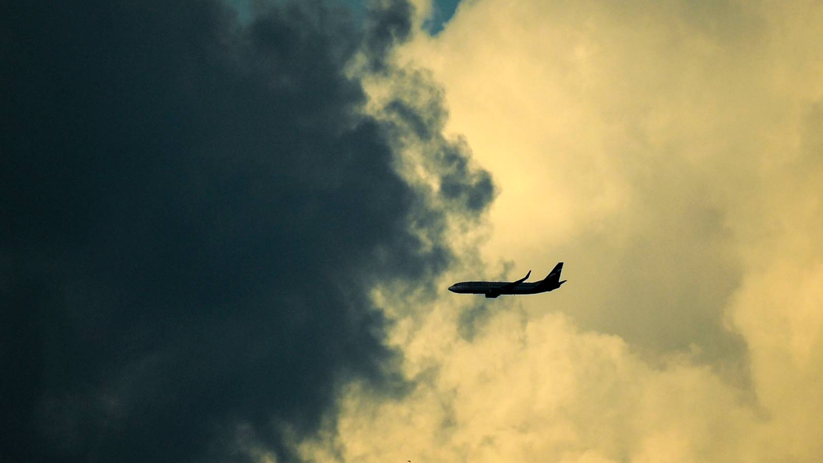 How Pilots Use Weather Radar To Avoid Storm Cells