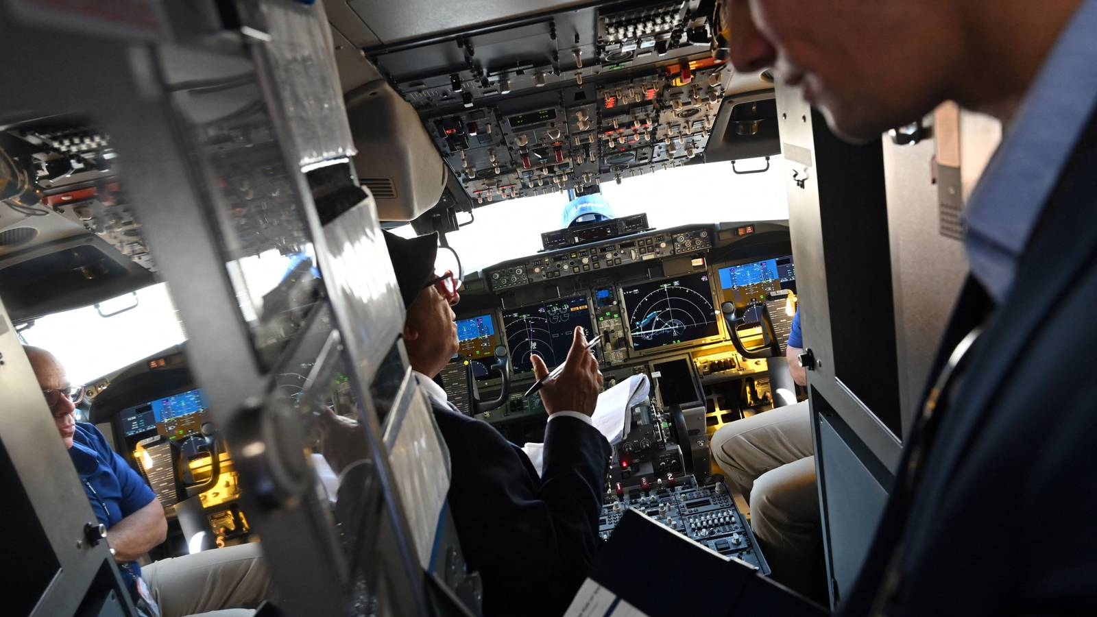 The Other Side Of The Door: What Pilots Do At Different Stages Of A Flight