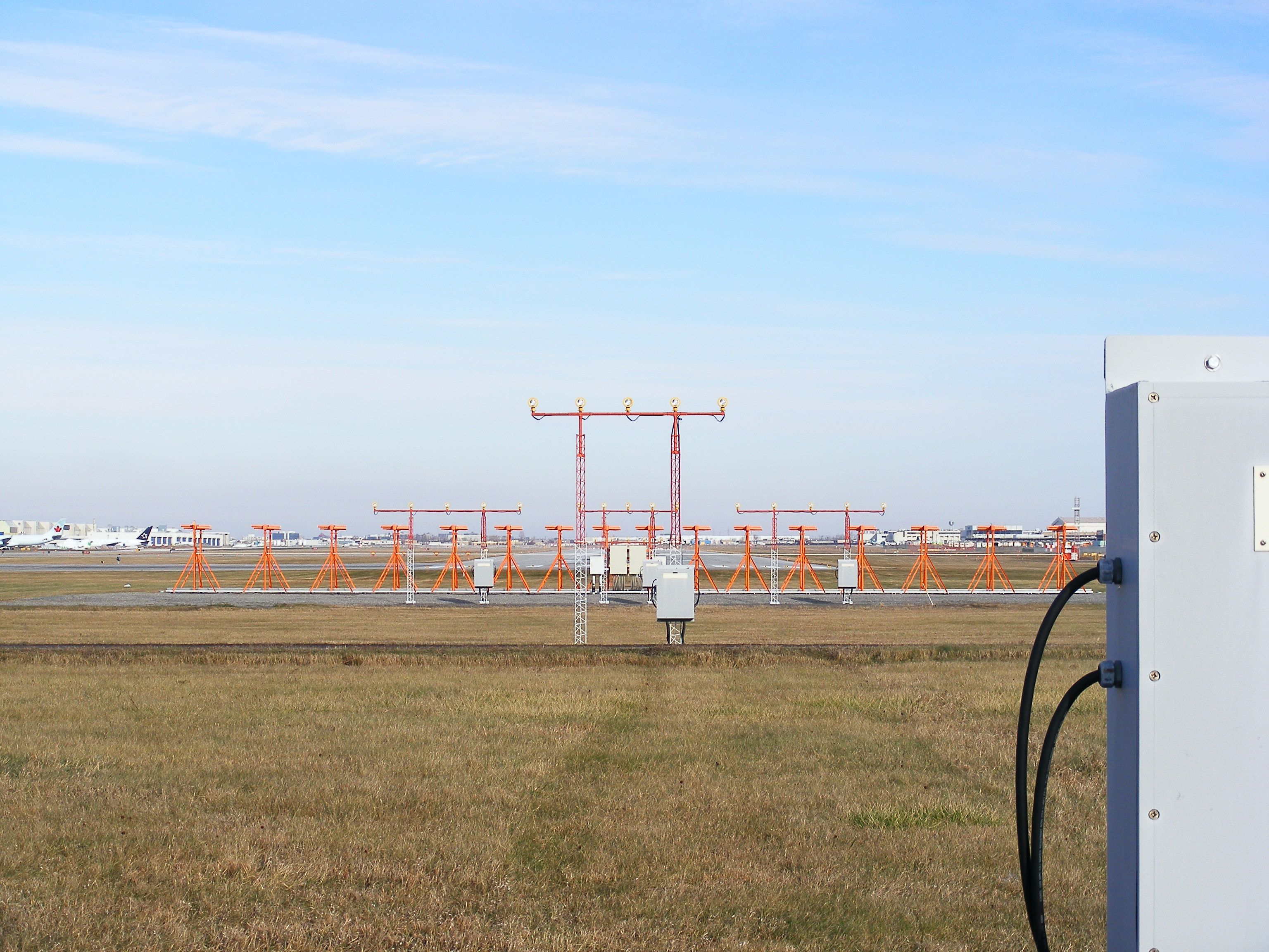 Why Do Airports Need ILS Antennas At The End Of Runways?