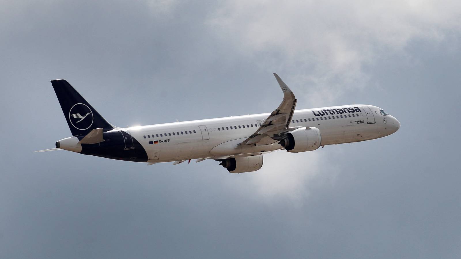 Lufthansa Launches A Sustainable "Green Fare"