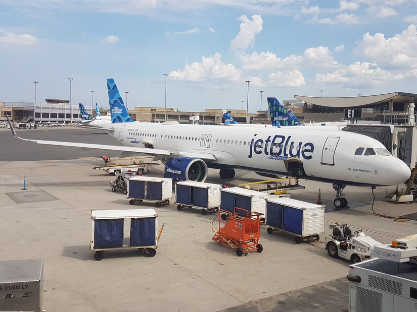 JetBlue Airbus A321LR being turned around in Boston