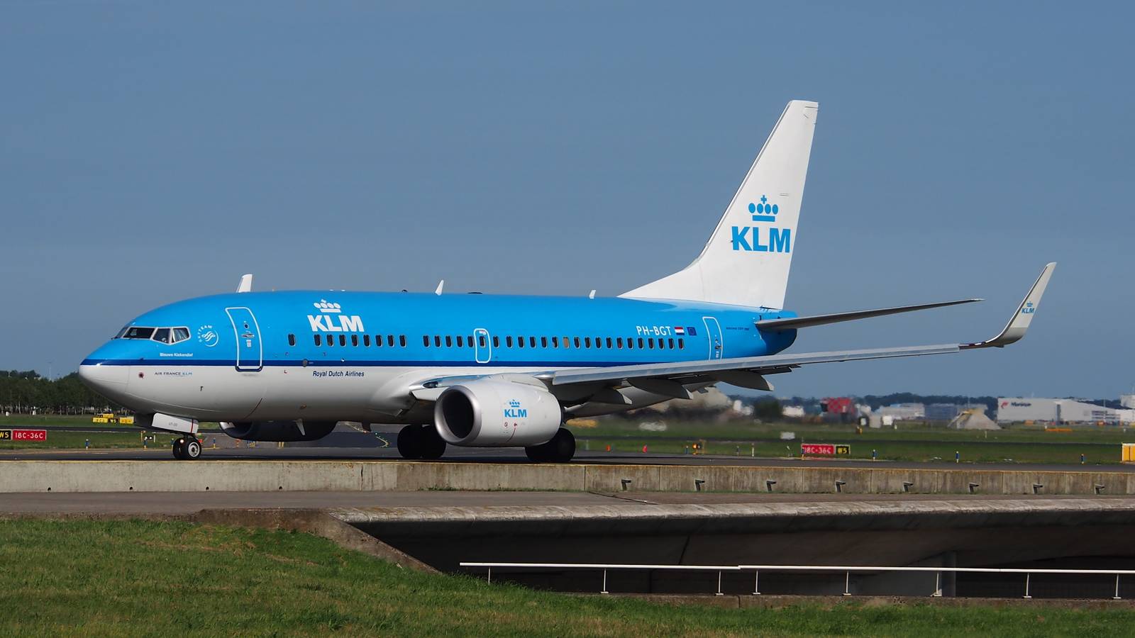 KLM Boeing 737-700 Lands In Amsterdam With Open Cargo Door