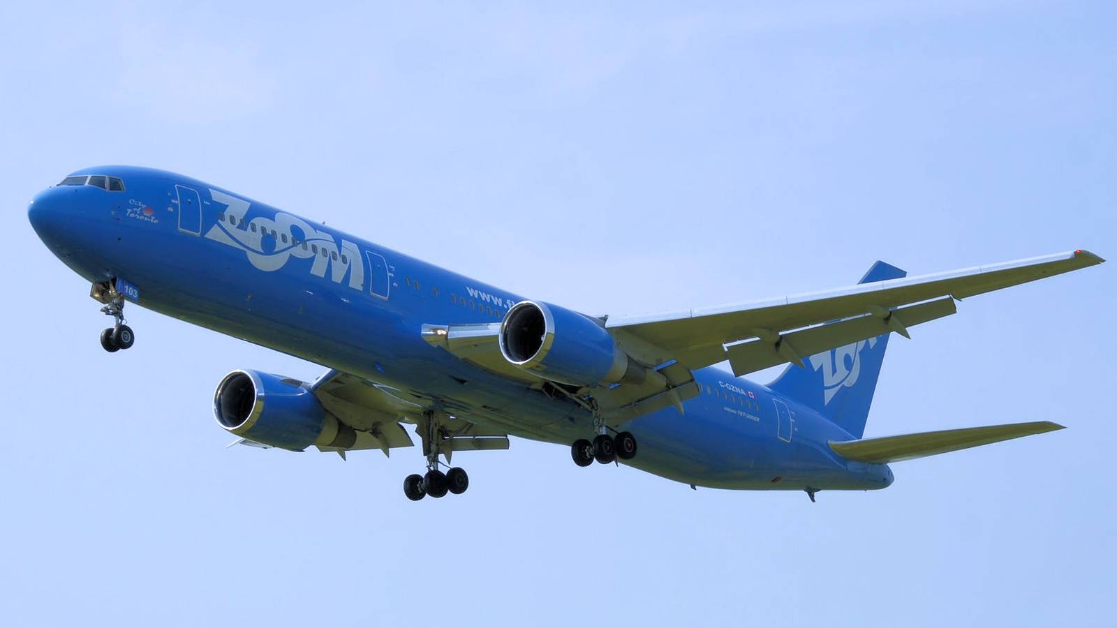 What Aircraft Types Did Canadian Low-Cost Carrier Zoom Airlines Operate?