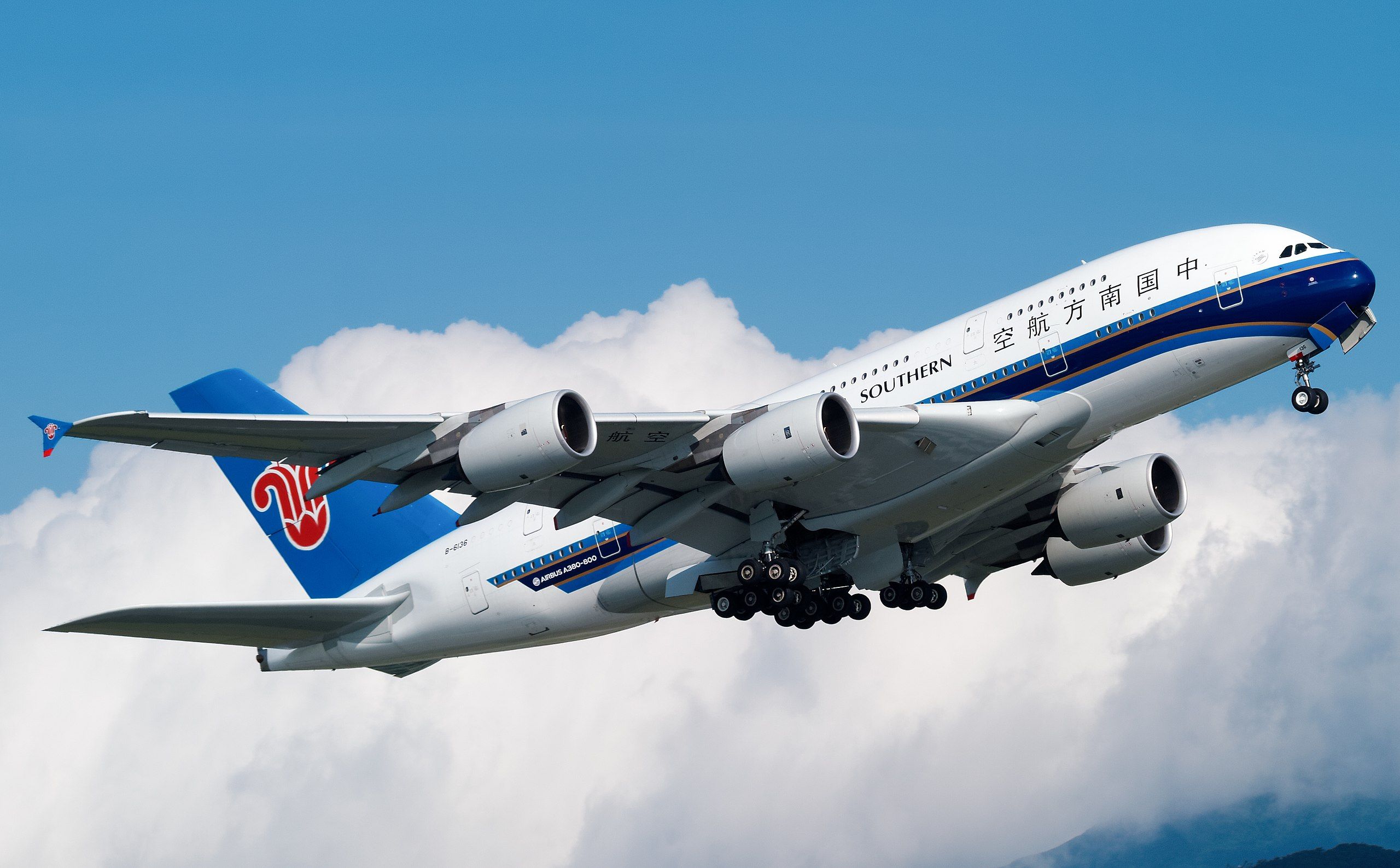 2560px-China_Southern_Airlines_Airbus_A380-800_B-6136_(30959984551)