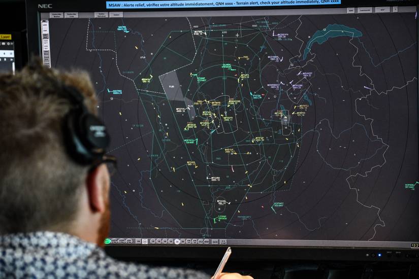 Familiar Voices: Do Pilots Ever Recognize Air Traffic Controllers On ...