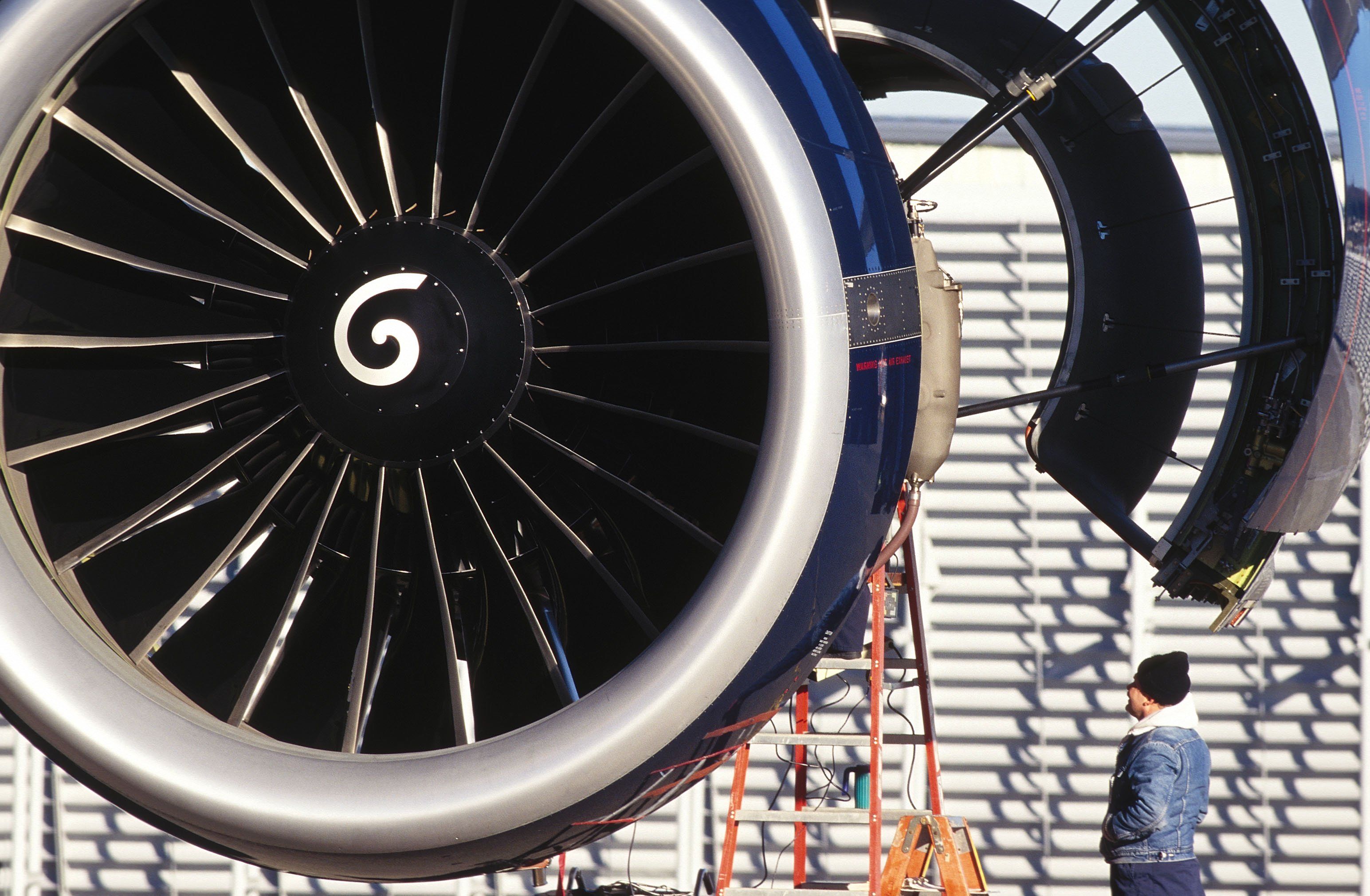 What Are The Key Differences Between The PW4000 & GE90 Engines?