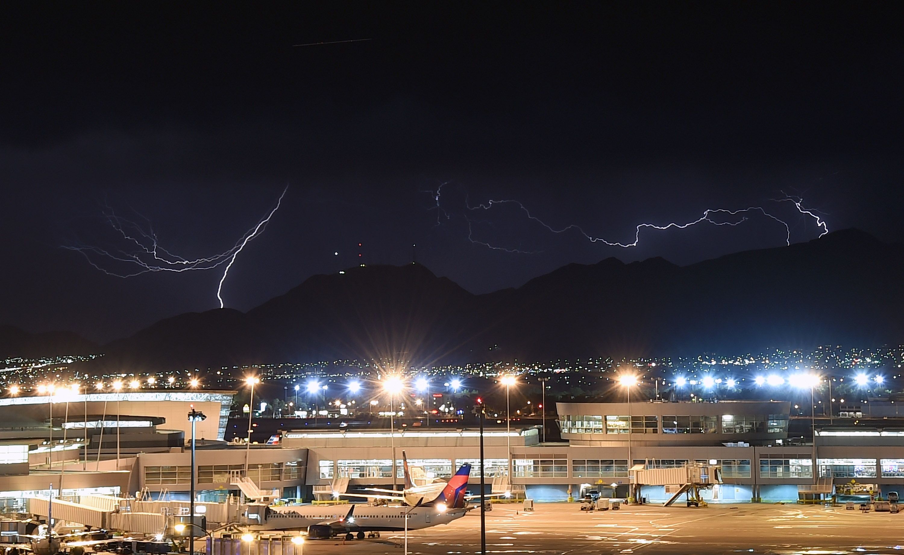 How Electrically Charging Aircraft Could Reduce The Chances Of Lightning Strikes