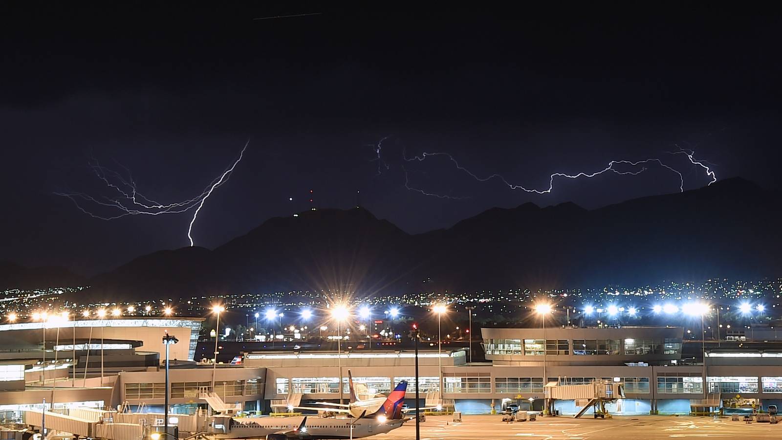 How Electrically Charging Aircraft Could Reduce The Chances Of Lightning Strikes
