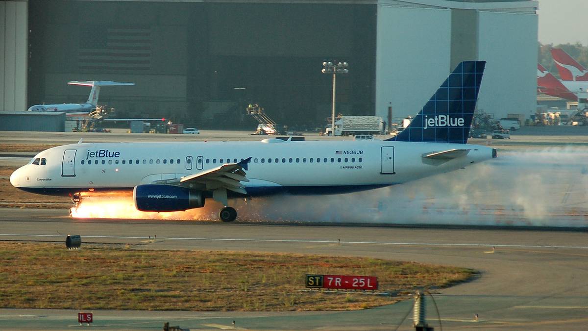 How JetBlue Passengers Watched Their Own Flight Circle On Live TV During A Mechanical Incident