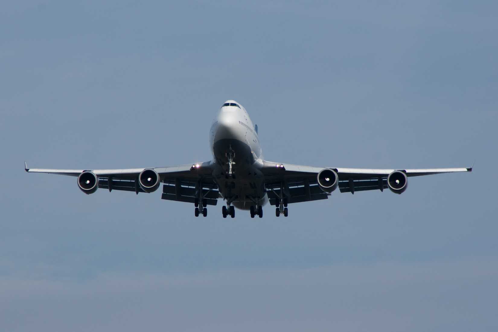 Lufthansa B747-400 landing