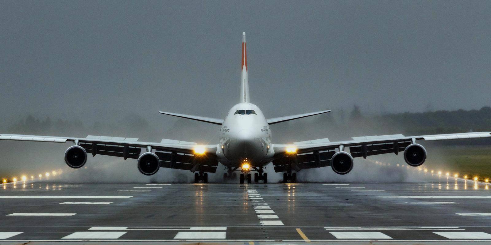 How Do Aircraft Spoilers & Speed Brakes Work?