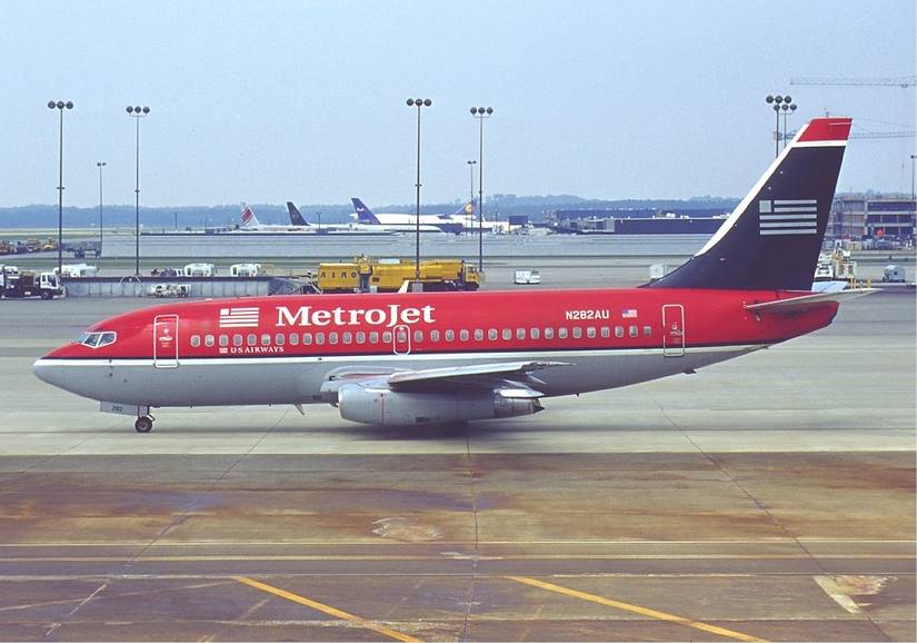 MetroJet_B737-200_(N282AU)_taxiando_no_Aeroporto_Internacional_de_Washington_Dulles