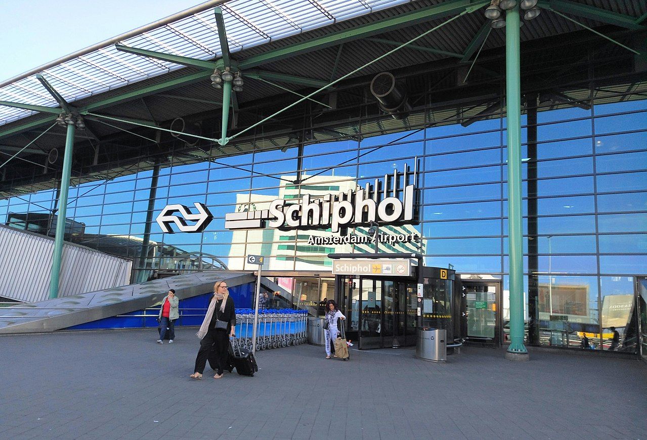 What Proportion Of Amsterdam Schiphol Airport's Customers Are Transit Passengers?